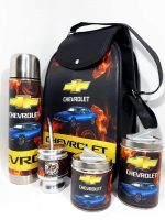 Bolso porta set matero, hecho y forrado con eco-cuero negro, mas diseño de Chevrolet Termo de 1 litro forrado con eco-cuero con diseño de Chevrolet Yerbera reforzada forrada con eco-cuero con diseño de Chevrolet Azucarera reforzada forrada con eco-cuero con diseño de Chevrolet Mate de algarrobo forrado con eco-cuero con diseño de Chevrolet coleccion FAR