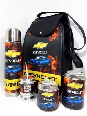 Bolso porta set matero, hecho y forrado con eco-cuero negro, mas diseño de Chevrolet Termo de 1 litro forrado con eco-cuero con diseño de Chevrolet Yerbera reforzada forrada con eco-cuero con diseño de Chevrolet Azucarera reforzada forrada con eco-cuero con diseño de Chevrolet Mate de algarrobo forrado con eco-cuero con diseño de Chevrolet coleccion FAR