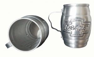 Chopera de aluminio con figura de chevrolet