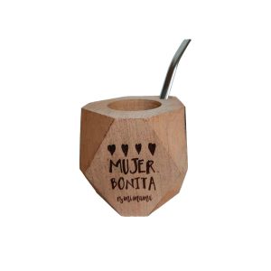 Mate de madera mujer bonita